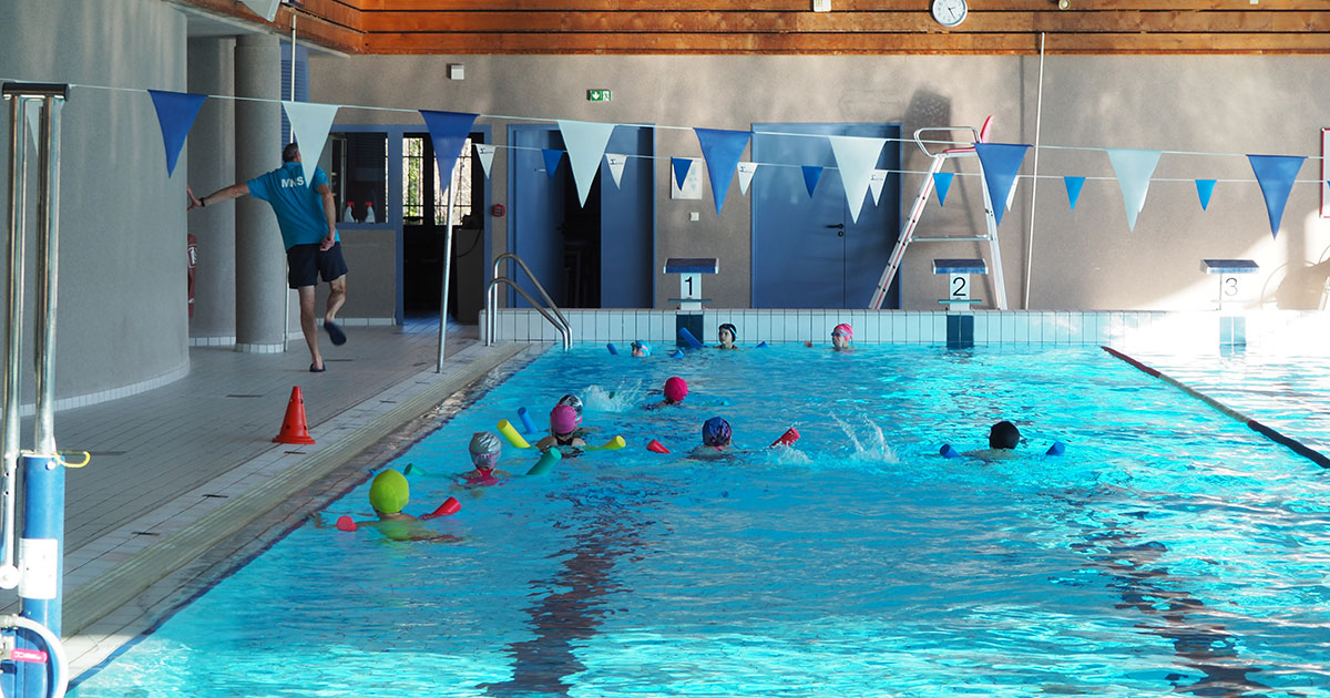 Cours de natation dans le bassin sportif du centre aqua intercommunal